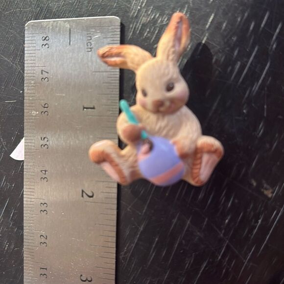 Vintage 1986 Hallmark Bunny painting egg Pin Brooch - Picture 4 of 4